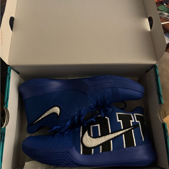 ✨NIKE KYRIE 3 DUKE✨MEN’S 10.5✨BRAND NEW IN BOX✨ - Picture 8 of 9